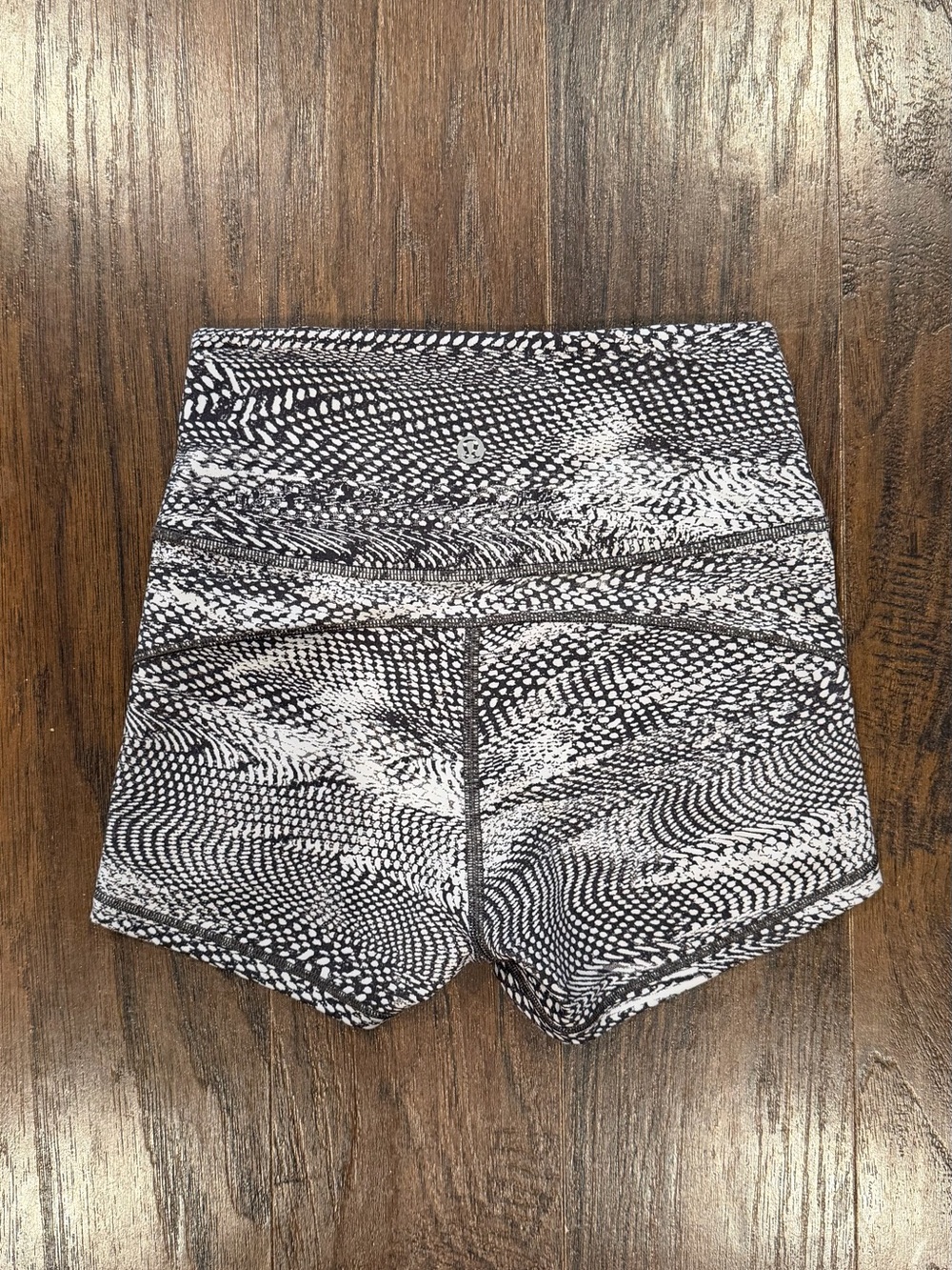 Lululemon Grey Snake Print Women's In Movement Shorts Everlux 2.5" - Size 4 - Picture 3 of 7